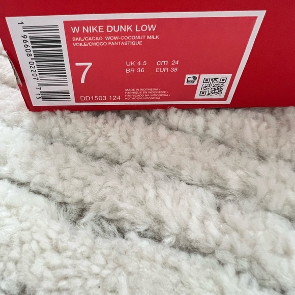 Nike women’s Dunk sneakers - Picture 2 of 7